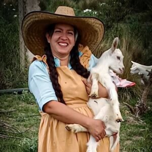 mujer campesina con sombrero cargando a un cordero 