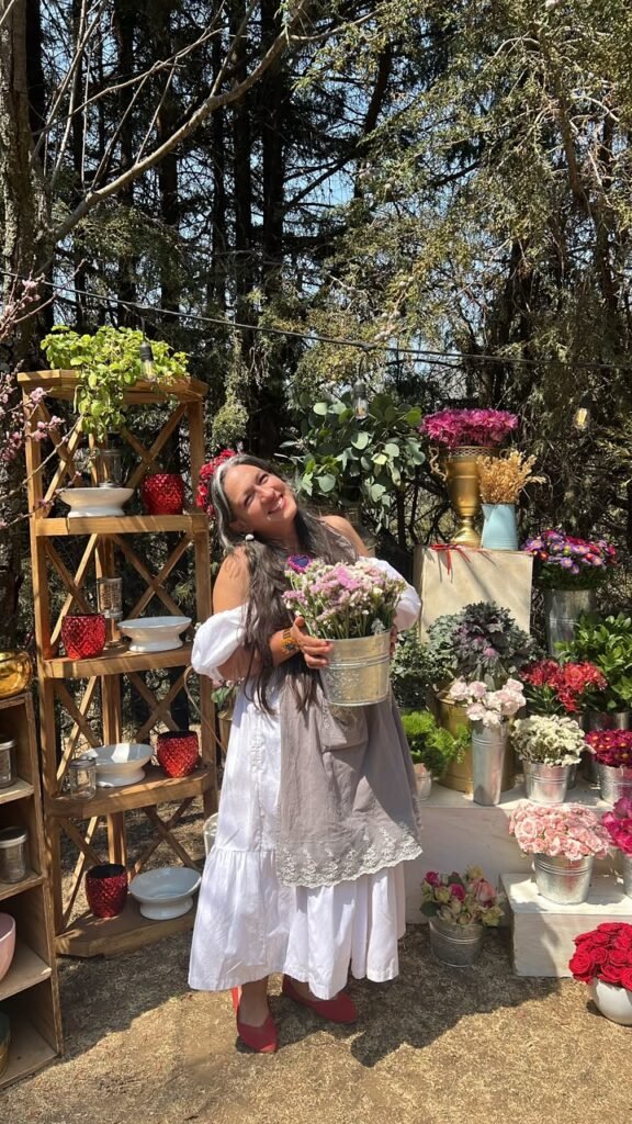 Florecita quesera sosteniendo flores feliz